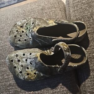 Crocs mossy oak size w-9 m-7